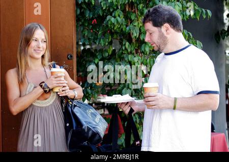 Esclusivo!! Jeffrey Ross e la partner di danza Edyta Sliwinska mangiano un po' di cibo prima di andare alla prova per "Dancing with the Stars" a West Hollywood, California. 9/10/08. Foto Stock