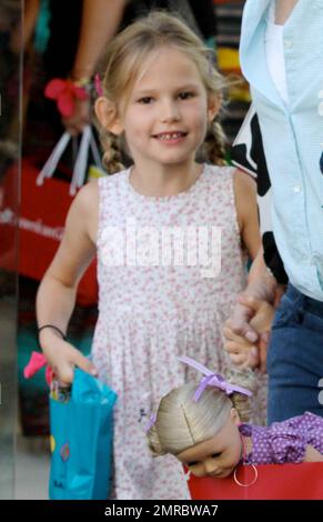 L'attrice Jennifer Garner entra in una giornata di shopping al Grove con la figlia Violet Affleck. Garner ha portato una borsa della spesa di American Girl con una bambola e una borsa rosa. Viola portato lungo una borsa di caramelle. Los Angeles, California. 29th agosto 2012. Foto Stock