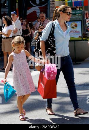 L'attrice Jennifer Garner entra in una giornata di shopping al Grove con la figlia Violet Affleck. Garner ha portato una borsa della spesa di American Girl con una bambola e una borsa rosa. Viola portato lungo una borsa di caramelle. Los Angeles, California. 29th agosto 2012. Foto Stock