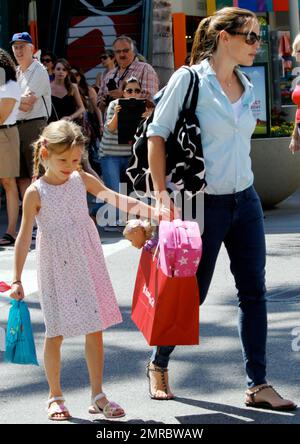 L'attrice Jennifer Garner entra in una giornata di shopping al Grove con la figlia Violet Affleck. Garner ha portato una borsa della spesa di American Girl con una bambola e una borsa rosa. Viola portato lungo una borsa di caramelle. Los Angeles, California. 29th agosto 2012. Foto Stock