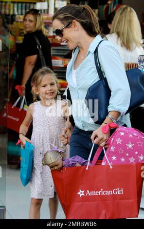 L'attrice Jennifer Garner entra in una giornata di shopping al Grove con la figlia Violet Affleck. Garner ha portato una borsa della spesa di American Girl con una bambola e una borsa rosa. Viola portato lungo una borsa di caramelle. Los Angeles, California. 29th agosto 2012. Foto Stock