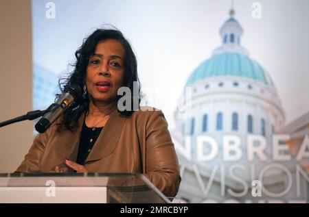 Lynne Jackson, presidente e fondatore della Dred Scott Heritage Foundation, fa le sue osservazioni durante le cerimonie rivoluzionarie presso l'Old Courthouse di St Louis su Martedì, Gennaio 31, 2023. Il vecchio tribunale, costruito nel 1839, subirà solo la sua seconda ristrutturazione da quando è stato costruito. La ristrutturazione da $380 milioni di dollari aumenterà l'accessibilità per tutti i visitatori, subirà miglioramenti strutturali e si espanderà sull'eredità di Dred e Harriet Scott che hanno citato senza successo per la libertà per se stessi e le loro due figlie nel caso di Dred Scott contro Sandford del 1857 nell'Old Courthouse. Foto Foto Stock