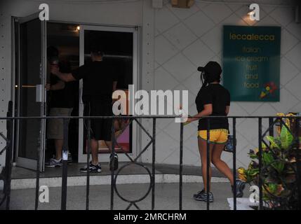 Nicole 'Snooki' Polizzi di 'Jersey Shore' fuori e su Miami che colpisce il salone abbronzante, gelateria e la palestra. Il cast di "Jersey Shore" è in città per riprendere la seconda stagione del grande show di realtà MTV. Miami, Florida. 04/15/10. . Foto Stock