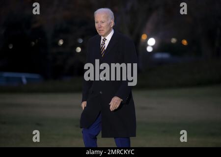 Washington, Stati Uniti. 31st Jan, 2023. Il presidente DEGLI STATI UNITI Joe Biden cammina attraverso il prato sud della Casa Bianca dopo essere tornato da Marine One, a Washington, DC in martedì 31 gennaio 2023. Biden ritorna da una gita di un giorno a New York City. Foto di Michael Reynolds/UPI Credit: UPI/Alamy Live News Foto Stock