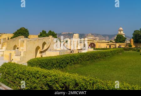 Una vista panoramica degli antichi strumenti astronomici a Jantar Mantar a Jaipur, Rajasthan, India Foto Stock