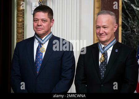 Gli ex astronauti della NASA, Robert Behnken (L) e Douglas Hurley (R), ricevono la Medaglia d'onore spaziale del Congresso durante una cerimonia ospitata dal Vice Presidente degli Stati Uniti Kamala Harris (non raffigurata) nella Sala del Trattato Indiano dell'Eisenhower Executive Office Building sul complesso della Casa Bianca a Washington, DC, USA, 31 gennaio 2023. Douglas Hurley e Robert Behnken hanno ricevuto la Medaglia d'onore spaziale del Congresso per il loro ruolo nella Missione dimostrativa di NASAs SpaceX-2 (Demo-2) alla Stazione spaziale Internazionale nel 2020. Credito: Michael Reynolds/piscina tramite CNP Foto Stock