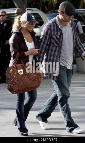 Jessica Simpson copre le sue lunghe serrature bionde con un cappellino da baseball mentre arriva allo Staples Center con il ragazzo Tony Romo per il gioco Lakers vs Magic NBA Finals. Los Angeles, California. 6/4/09. . Foto Stock