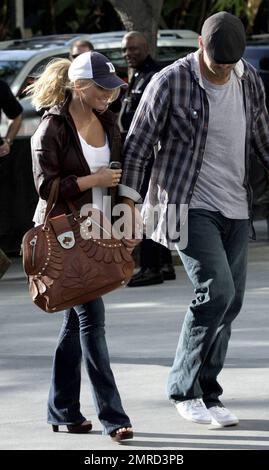 Jessica Simpson copre le sue lunghe serrature bionde con un cappellino da baseball mentre arriva allo Staples Center con il ragazzo Tony Romo per il gioco Lakers vs Magic NBA Finals. Los Angeles, California. 6/4/09. . Foto Stock