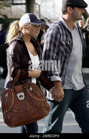 Jessica Simpson copre le sue lunghe serrature bionde con un cappellino da baseball mentre arriva allo Staples Center con il ragazzo Tony Romo per il gioco Lakers vs Magic NBA Finals. Los Angeles, California. 6/4/09. . Foto Stock