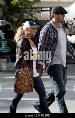 Jessica Simpson copre le sue lunghe serrature bionde con un cappellino da baseball mentre arriva allo Staples Center con il ragazzo Tony Romo per il gioco Lakers vs Magic NBA Finals. Los Angeles, California. 6/4/09. . Foto Stock