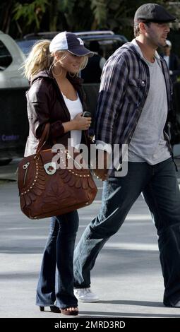 Jessica Simpson copre le sue lunghe serrature bionde con un cappellino da baseball mentre arriva allo Staples Center con il ragazzo Tony Romo per il gioco Lakers vs Magic NBA Finals. Los Angeles, California. 6/4/09. . Foto Stock