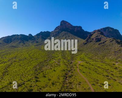 Vista aerea di Picacho Peak nel Picacho Peak state Park nella contea di Pinal, Arizona, Arizona, USA. Foto Stock