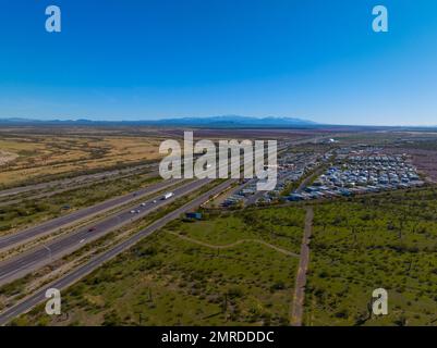 Interstate Highway 10 i-10 vista aerea dal Picacho Peak state Park nella contea di Pinal, Arizona, Arizona, USA. Foto Stock