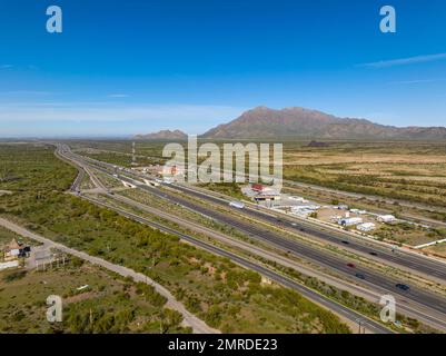 Newman Peak e Interstate Highway 10 i-10 vista aerea dal Picacho Peak state Park nella contea di Pinal, Arizona, Arizona, USA. Foto Stock