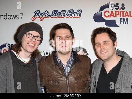 Greg Churchouse, Roy Stride e Pete Ellard di Scouting for Girls camminano il tappeto rosso il secondo giorno del 95,8 Capital FM's annuale Jingle Bell Ball in associazione con Windows 7 tenuto presso la O2 Arena. Londra, Regno Unito. 12/05/10. Foto Stock