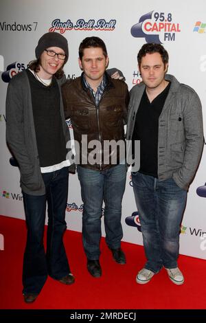 Greg Churchouse, Roy Stride e Pete Ellard di Scouting for Girls camminano il tappeto rosso il secondo giorno del 95,8 Capital FM's annuale Jingle Bell Ball in associazione con Windows 7 tenuto presso la O2 Arena. Londra, Regno Unito. 12/05/10. Foto Stock