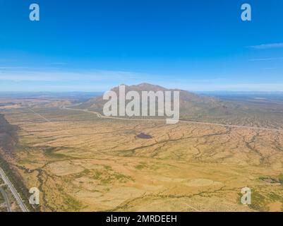 Vista aerea di Newman Peak dal Picacho Peak state Park nella contea di Pinal, Arizona, Arizona, USA. Foto Stock