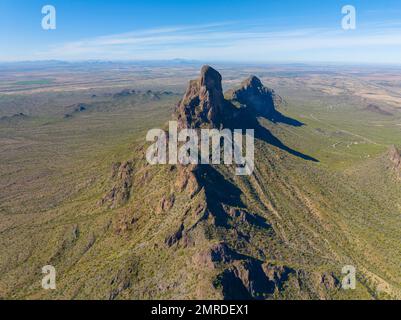 Vista aerea di Picacho Peak nel Picacho Peak state Park nella contea di Pinal, Arizona, Arizona, USA. Foto Stock