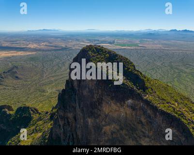 Vista aerea di Picacho Peak nel Picacho Peak state Park nella contea di Pinal, Arizona, Arizona, USA. Foto Stock