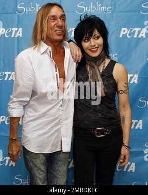 La leggendaria cantante/cantautrice Joan Jett, sostenitrice della PETA, è onorata per la sua dedizione nella lotta contro la sofferenza animale. Il musicista Iggy Pop è stato a disposizione per mostrare supporto e presentare Joan con il Nanci Alexander Activist Award al Sublime di Fort Lauderdale, Florida. 4th novembre 2012. Foto Stock