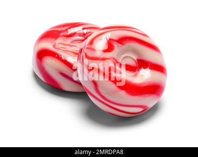 Due caramelle tonde alla menta peperita tagliate sul bianco. Foto Stock