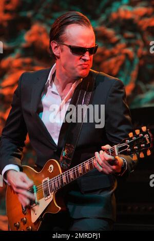 Joe Bonamassa si esibisce durante il suo World Tour 2011 al Kravis Center di West Palm Beach. Miami, Florida. 22nd novembre 2011. Foto Stock