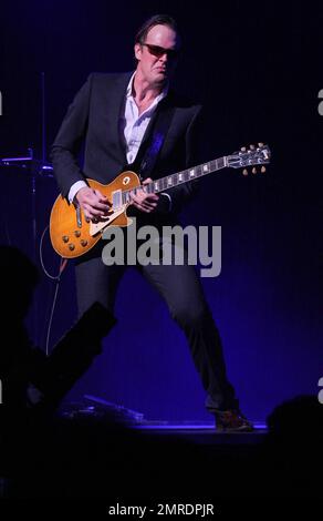 Joe Bonamassa si esibisce durante il suo World Tour 2011 al Kravis Center di West Palm Beach. Miami, Florida. 22nd novembre 2011. . Foto Stock