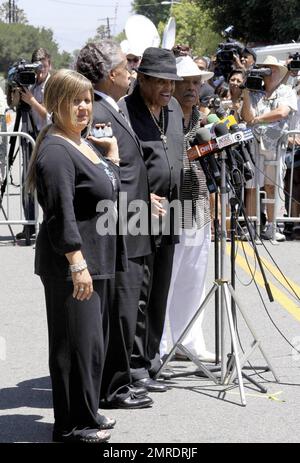 Joe Jackson, padre di Michael Jackson, e il reverendo al Sharpton, parlano a una conferenza stampa fuori casa di Jackson, discutendo come stanno facendo i bambini di Michael, i piani commemorativi e i problemi di custodia che coinvolgono Debbie Rowe. Per quanto riguarda i piani funebri e commemorativi, Joe Jackson ha detto che la famiglia non sta per correre, e non c'è ancora una cornice di tempo, in quanto la famiglia è in attesa dei risultati della seconda autopsia. Ha continuato a dire che le voci che Michael sarà sepolto al ranch di Neverland sono false. Sharpton ha commentato: 'È una determinazione della famiglia essere attenti e deliberati su come pianificano questo Foto Stock