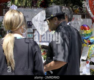 Joe Jackson, padre di Michael Jackson, e il reverendo al Sharpton, parlano a una conferenza stampa fuori casa di Jackson, discutendo come stanno facendo i bambini di Michael, i piani commemorativi e i problemi di custodia che coinvolgono Debbie Rowe. Per quanto riguarda i piani funebri e commemorativi, Joe Jackson ha detto che la famiglia non sta per correre, e non c'è ancora una cornice di tempo, in quanto la famiglia è in attesa dei risultati della seconda autopsia. Ha continuato a dire che le voci che Michael sarà sepolto al ranch di Neverland sono false. Sharpton ha commentato: 'È una determinazione della famiglia essere attenti e deliberati su come pianificano questo Foto Stock