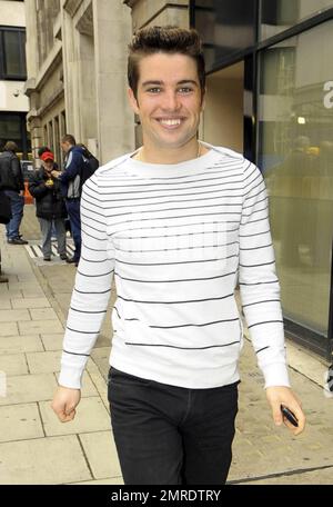 ESCLUSIVO!! Joe McElderry, cantante gay di recente uscita e vincitore del premio "X Factor" 2009, sorride durante una visita alla BBC radio 2. McElderry ha detto durante una recente intervista che ha paura di iniziare a datare a causa dei timori che sarà venduto fuori ai tabloids. Londra, Regno Unito. 10/4/10. Foto Stock