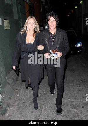 Il chitarrista dei Stone Temple Pilots Dean Deleo partecipa al party di nozze di ROCKER Joe Walsh al nightclub Edison di Los Angeles, California. 12/12/08. Foto Stock