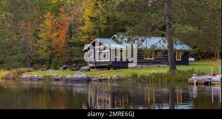 Una vecchia capanna di legno sulla forcella orientale del fiume Chippewa nel Wisconsin settentrionale. Foto Stock