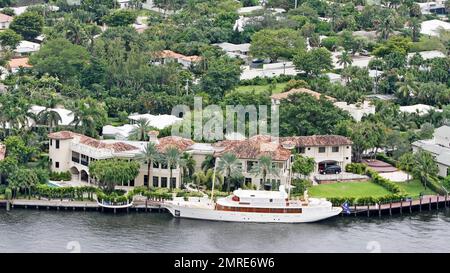 /Sol Sothebys esclusivo!! Johnny Depp ha affittato questo magnifico $14,9 milioni di dollari fronte mare gated estate solo per attraccare il suo mega yacht di 143 ft 'VAJOLIROJAa'? La stella dei Pirati dei Caraibi in Florida per una settimana a esibirsi al Sheila Witkin Memorial concerti con la sua vecchia band The Kids, sembrava rimanere sul suo yacht (chiamato dopo una combinazione dei nomi dei suoi cari) con la sua famiglia piuttosto che fare uso delle strutture dell'adiacente super palazzo, preferendo invece avere pizza e birra consegnati alla barca. La casa di 20.753 piedi quadrati dispone di 11 camere da letto e 9 bagni. Barche Foto Stock