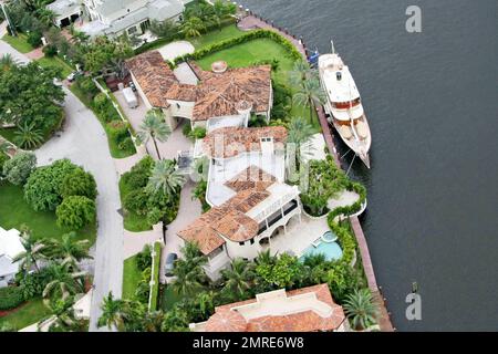 /Sol Sothebys esclusivo!! Johnny Depp ha affittato questo magnifico $14,9 milioni di dollari fronte mare gated estate solo per attraccare il suo mega yacht di 143 ft 'VAJOLIROJAa'? La stella dei Pirati dei Caraibi in Florida per una settimana a esibirsi al Sheila Witkin Memorial concerti con la sua vecchia band The Kids, sembrava rimanere sul suo yacht (chiamato dopo una combinazione dei nomi dei suoi cari) con la sua famiglia piuttosto che fare uso delle strutture dell'adiacente super palazzo, preferendo invece avere pizza e birra consegnati alla barca. La casa di 20.753 piedi quadrati dispone di 11 camere da letto e 9 bagni. Barche Foto Stock