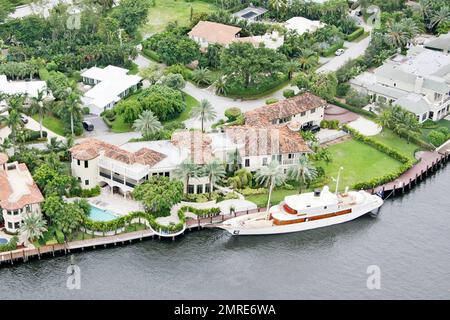 /Sol Sothebys esclusivo!! Johnny Depp ha affittato questo magnifico $14,9 milioni di dollari fronte mare gated estate solo per attraccare il suo mega yacht di 143 ft 'VAJOLIROJAa'? La stella dei Pirati dei Caraibi in Florida per una settimana a esibirsi al Sheila Witkin Memorial concerti con la sua vecchia band The Kids, sembrava rimanere sul suo yacht (chiamato dopo una combinazione dei nomi dei suoi cari) con la sua famiglia piuttosto che fare uso delle strutture dell'adiacente super palazzo, preferendo invece avere pizza e birra consegnati alla barca. La casa di 20.753 piedi quadrati dispone di 11 camere da letto e 9 bagni. Barche Foto Stock