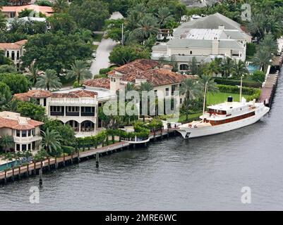 /Sol Sothebys esclusivo!! Johnny Depp ha affittato questo magnifico $14,9 milioni di dollari fronte mare gated estate solo per attraccare il suo mega yacht di 143 ft 'VAJOLIROJAa'? La stella dei Pirati dei Caraibi in Florida per una settimana a esibirsi al Sheila Witkin Memorial concerti con la sua vecchia band The Kids, sembrava rimanere sul suo yacht (chiamato dopo una combinazione dei nomi dei suoi cari) con la sua famiglia piuttosto che fare uso delle strutture dell'adiacente super palazzo, preferendo invece avere pizza e birra consegnati alla barca. La casa di 20.753 piedi quadrati dispone di 11 camere da letto e 9 bagni. Barche Foto Stock