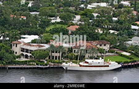 /Sol Sothebys esclusivo!! Johnny Depp ha affittato questo magnifico $14,9 milioni di dollari fronte mare gated estate solo per attraccare il suo mega yacht di 143 ft 'VAJOLIROJAa'? La stella dei Pirati dei Caraibi in Florida per una settimana a esibirsi al Sheila Witkin Memorial concerti con la sua vecchia band The Kids, sembrava rimanere sul suo yacht (chiamato dopo una combinazione dei nomi dei suoi cari) con la sua famiglia piuttosto che fare uso delle strutture dell'adiacente super palazzo, preferendo invece avere pizza e birra consegnati alla barca. La casa di 20.753 piedi quadrati dispone di 11 camere da letto e 9 bagni. Barche Foto Stock