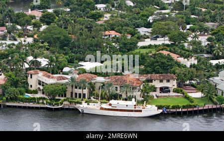 /Sol Sothebys esclusivo!! Johnny Depp ha affittato questo magnifico $14,9 milioni di dollari fronte mare gated estate solo per attraccare il suo mega yacht di 143 ft 'VAJOLIROJAa'? La stella dei Pirati dei Caraibi in Florida per una settimana a esibirsi al Sheila Witkin Memorial concerti con la sua vecchia band The Kids, sembrava rimanere sul suo yacht (chiamato dopo una combinazione dei nomi dei suoi cari) con la sua famiglia piuttosto che fare uso delle strutture dell'adiacente super palazzo, preferendo invece avere pizza e birra consegnati alla barca. La casa di 20.753 piedi quadrati dispone di 11 camere da letto e 9 bagni. Barche Foto Stock