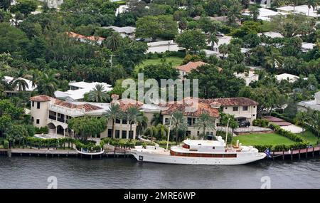 /Sol Sothebys esclusivo!! Johnny Depp ha affittato questo magnifico $14,9 milioni di dollari fronte mare gated estate solo per attraccare il suo mega yacht di 143 ft 'VAJOLIROJAa'? La stella dei Pirati dei Caraibi in Florida per una settimana a esibirsi al Sheila Witkin Memorial concerti con la sua vecchia band The Kids, sembrava rimanere sul suo yacht (chiamato dopo una combinazione dei nomi dei suoi cari) con la sua famiglia piuttosto che fare uso delle strutture dell'adiacente super palazzo, preferendo invece avere pizza e birra consegnati alla barca. La casa di 20.753 piedi quadrati dispone di 11 camere da letto e 9 bagni. Barche Foto Stock