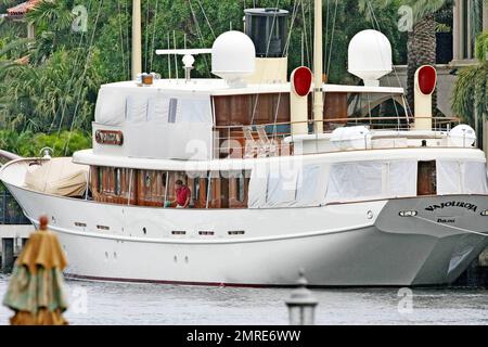 /Sol Sothebys esclusivo!! Johnny Depp ha affittato questo magnifico $14,9 milioni di dollari fronte mare gated estate solo per attraccare il suo mega yacht di 143 ft 'VAJOLIROJAa'? La stella dei Pirati dei Caraibi in Florida per una settimana a esibirsi al Sheila Witkin Memorial concerti con la sua vecchia band The Kids, sembrava rimanere sul suo yacht (chiamato dopo una combinazione dei nomi dei suoi cari) con la sua famiglia piuttosto che fare uso delle strutture dell'adiacente super palazzo, preferendo invece avere pizza e birra consegnati alla barca. La casa di 20.753 piedi quadrati dispone di 11 camere da letto e 9 bagni. Barche Foto Stock