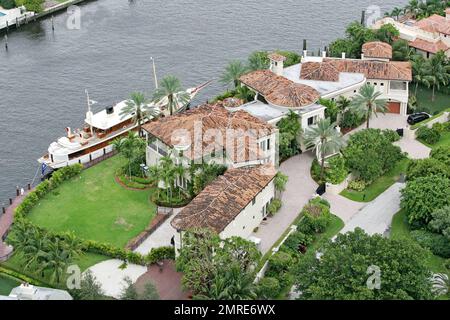 /Sol Sothebys esclusivo!! Johnny Depp ha affittato questo magnifico $14,9 milioni di dollari fronte mare gated estate solo per attraccare il suo mega yacht di 143 ft 'VAJOLIROJAa'? La stella dei Pirati dei Caraibi in Florida per una settimana a esibirsi al Sheila Witkin Memorial concerti con la sua vecchia band The Kids, sembrava rimanere sul suo yacht (chiamato dopo una combinazione dei nomi dei suoi cari) con la sua famiglia piuttosto che fare uso delle strutture dell'adiacente super palazzo, preferendo invece avere pizza e birra consegnati alla barca. La casa di 20.753 piedi quadrati dispone di 11 camere da letto e 9 bagni. Barche Foto Stock