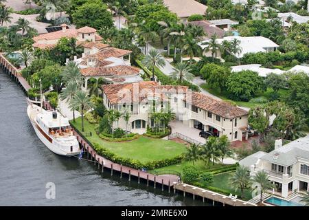 /Sol Sothebys esclusivo!! Johnny Depp ha affittato questo magnifico $14,9 milioni di dollari fronte mare gated estate solo per attraccare il suo mega yacht di 143 ft 'VAJOLIROJAa'? La stella dei Pirati dei Caraibi in Florida per una settimana a esibirsi al Sheila Witkin Memorial concerti con la sua vecchia band The Kids, sembrava rimanere sul suo yacht (chiamato dopo una combinazione dei nomi dei suoi cari) con la sua famiglia piuttosto che fare uso delle strutture dell'adiacente super palazzo, preferendo invece avere pizza e birra consegnati alla barca. La casa di 20.753 piedi quadrati dispone di 11 camere da letto e 9 bagni. Barche Foto Stock