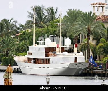 /Sol Sothebys esclusivo!! Johnny Depp ha affittato questo magnifico $14,9 milioni di dollari fronte mare gated estate solo per attraccare il suo mega yacht di 143 ft 'VAJOLIROJAa'? La stella dei Pirati dei Caraibi in Florida per una settimana a esibirsi al Sheila Witkin Memorial concerti con la sua vecchia band The Kids, sembrava rimanere sul suo yacht (chiamato dopo una combinazione dei nomi dei suoi cari) con la sua famiglia piuttosto che fare uso delle strutture dell'adiacente super palazzo, preferendo invece avere pizza e birra consegnati alla barca. La casa di 20.753 piedi quadrati dispone di 11 camere da letto e 9 bagni. Barche Foto Stock