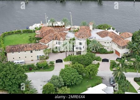 /Sol Sothebys esclusivo!! Johnny Depp ha affittato questo magnifico $14,9 milioni di dollari fronte mare gated estate solo per attraccare il suo mega yacht di 143 ft 'VAJOLIROJAa'? La stella dei Pirati dei Caraibi in Florida per una settimana a esibirsi al Sheila Witkin Memorial concerti con la sua vecchia band The Kids, sembrava rimanere sul suo yacht (chiamato dopo una combinazione dei nomi dei suoi cari) con la sua famiglia piuttosto che fare uso delle strutture dell'adiacente super palazzo, preferendo invece avere pizza e birra consegnati alla barca. La casa di 20.753 piedi quadrati dispone di 11 camere da letto e 9 bagni. Barche Foto Stock