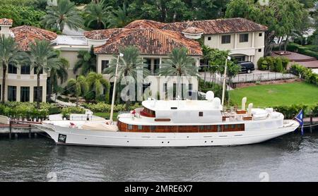 /Sol Sothebys esclusivo!! Johnny Depp ha affittato questo magnifico $14,9 milioni di dollari fronte mare gated estate solo per attraccare il suo mega yacht di 143 ft 'VAJOLIROJAa'? La stella dei Pirati dei Caraibi in Florida per una settimana a esibirsi al Sheila Witkin Memorial concerti con la sua vecchia band The Kids, sembrava rimanere sul suo yacht (chiamato dopo una combinazione dei nomi dei suoi cari) con la sua famiglia piuttosto che fare uso delle strutture dell'adiacente super palazzo, preferendo invece avere pizza e birra consegnati alla barca. La casa di 20.753 piedi quadrati dispone di 11 camere da letto e 9 bagni. Barche Foto Stock