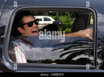 ESCLUSIVO!! Johnny Knoxville, la star newlywed 'Jackass', visita l'Università di Miami, fermandosi per firmare autografi e salutare i tifosi, compresi gli agenti di polizia a disposizione per la sua visita. Knoxville ha anche autografato la bicicletta di uno studente mentre era lì. Johnny è in città per un'anteprima di 'Jackass 3D' che si è tenuta ieri al teatro Paragon Grove 13 a Coconut Grove. Knoxville, che viaggiava da solo, avrebbe sposato la sua ragazza di due anni, Naomi Nelson, in una cerimonia dell'ultimo minuto la scorsa settimana. Coral Gables, Florida. 9/27/10. Foto Stock