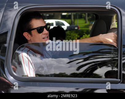 ESCLUSIVO!! Johnny Knoxville, la star newlywed 'Jackass', visita l'Università di Miami, fermandosi per firmare autografi e salutare i tifosi, compresi gli agenti di polizia a disposizione per la sua visita. Knoxville ha anche autografato la bicicletta di uno studente mentre era lì. Johnny è in città per un'anteprima di 'Jackass 3D' che si è tenuta ieri al teatro Paragon Grove 13 a Coconut Grove. Knoxville, che viaggiava da solo, avrebbe sposato la sua ragazza di due anni, Naomi Nelson, in una cerimonia dell'ultimo minuto la scorsa settimana. Coral Gables, Florida. 9/27/10. Foto Stock