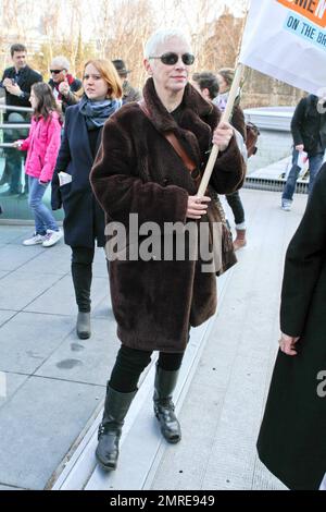 Annie Lennox cammina fianco a fianco con altre donne che portano segni sul Millennium Bridge durante la seconda campagna annuale 'Unisciti a me sul Ponte' dove le colombe bianche sono state rilasciate durante la Giornata Internazionale delle Donne. Tra le donne c'era il dottor Helen Pankhurst, il quale ha detto: "Sono onorato di partecipare alla campagna "Unisciti a me sul ponte", che si è forte con le donne di tutto il mondo nel chiedere l'uguaglianza tra i sessi, Come ha fatto la mia bisnonna 100 anni fa," riferendosi a Emmeline Pankhurst, attivista politico inglese e leader del movimento britannico suffragette. Londra, Regno Unito. 03/08/11. Foto Stock