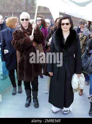 Annie Lennox e Bianca Jagger camminano fianco a fianco con altre donne che portano segni sul Millennium Bridge durante la seconda campagna annuale 'Unisciti a me sul Ponte' dove le colombe bianche sono state rilasciate durante la Giornata Internazionale delle Donne. Tra le donne c'era il dottor Helen Pankhurst, il quale ha detto: "Sono onorato di partecipare alla campagna "Unisciti a me sul ponte", che si è forte con le donne di tutto il mondo nel chiedere l'uguaglianza tra i sessi, Come ha fatto la mia bisnonna 100 anni fa," riferendosi a Emmeline Pankhurst, attivista politico inglese e leader del movimento britannico suffragette. Londra, Regno Unito. 03/08 Foto Stock