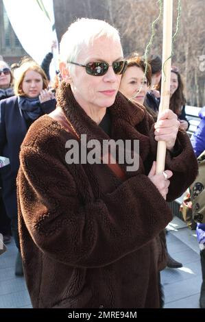 Annie Lennox cammina fianco a fianco con altre donne che portano segni sul Millennium Bridge durante la seconda campagna annuale 'Unisciti a me sul Ponte' dove le colombe bianche sono state rilasciate durante la Giornata Internazionale delle Donne. Tra le donne c'era il dottor Helen Pankhurst, il quale ha detto: "Sono onorato di partecipare alla campagna "Unisciti a me sul ponte", che si è forte con le donne di tutto il mondo nel chiedere l'uguaglianza tra i sessi, Come ha fatto la mia bisnonna 100 anni fa," riferendosi a Emmeline Pankhurst, attivista politico inglese e leader del movimento britannico suffragette. Londra, Regno Unito. 03/08/11. Foto Stock